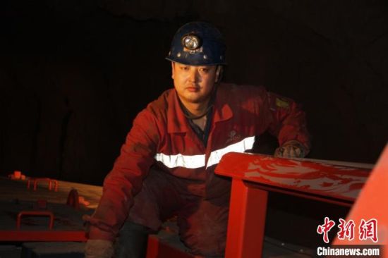 鏡鐵山礦位于祁連山南山山脈中段，是一個(gè)高海拔、高山型井下礦山，空氣稀薄，自然條件惡劣。圖為謝生瑞在礦區(qū)。(資料圖)受訪者供圖